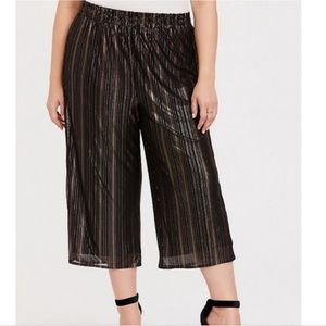 NWT Torrid shine black and metallic gold pull on wide leg crop capri pants